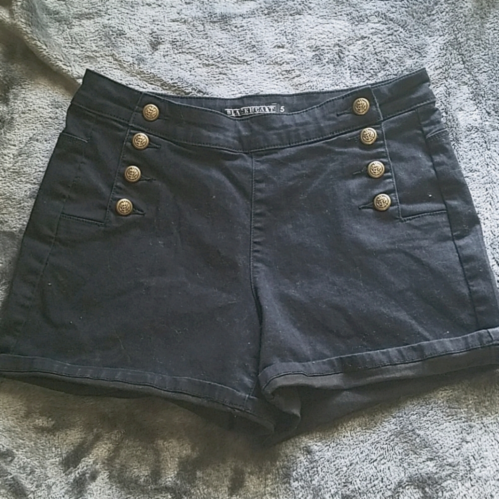 Cute low wasited black shorts